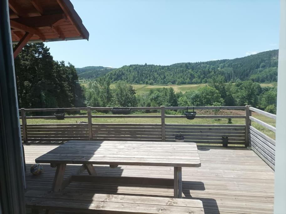 A La Campagne Dans Jolie Maison En Bois. Séjour chez l'habitant